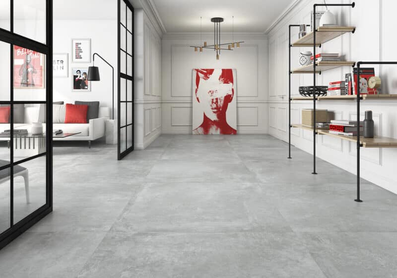 Geotiles Ground Gris mellemgrå betonlook fliser til stue.